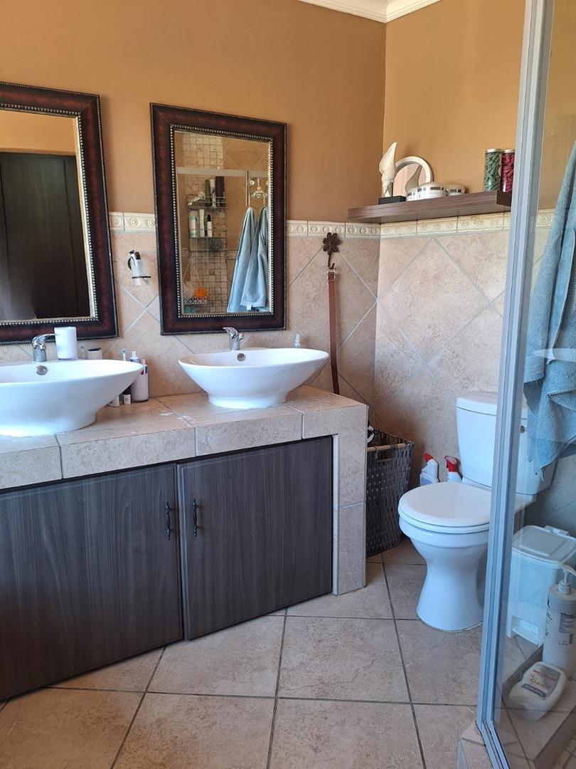 To Let 4 Bedroom Property for Rent in Melodie North West